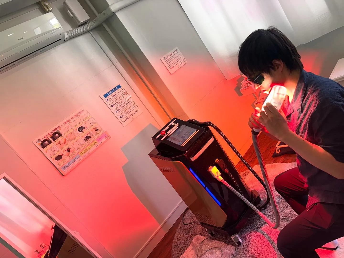 当店では脱毛照射時に大変強い光が発生しますので、必ずサングラ...