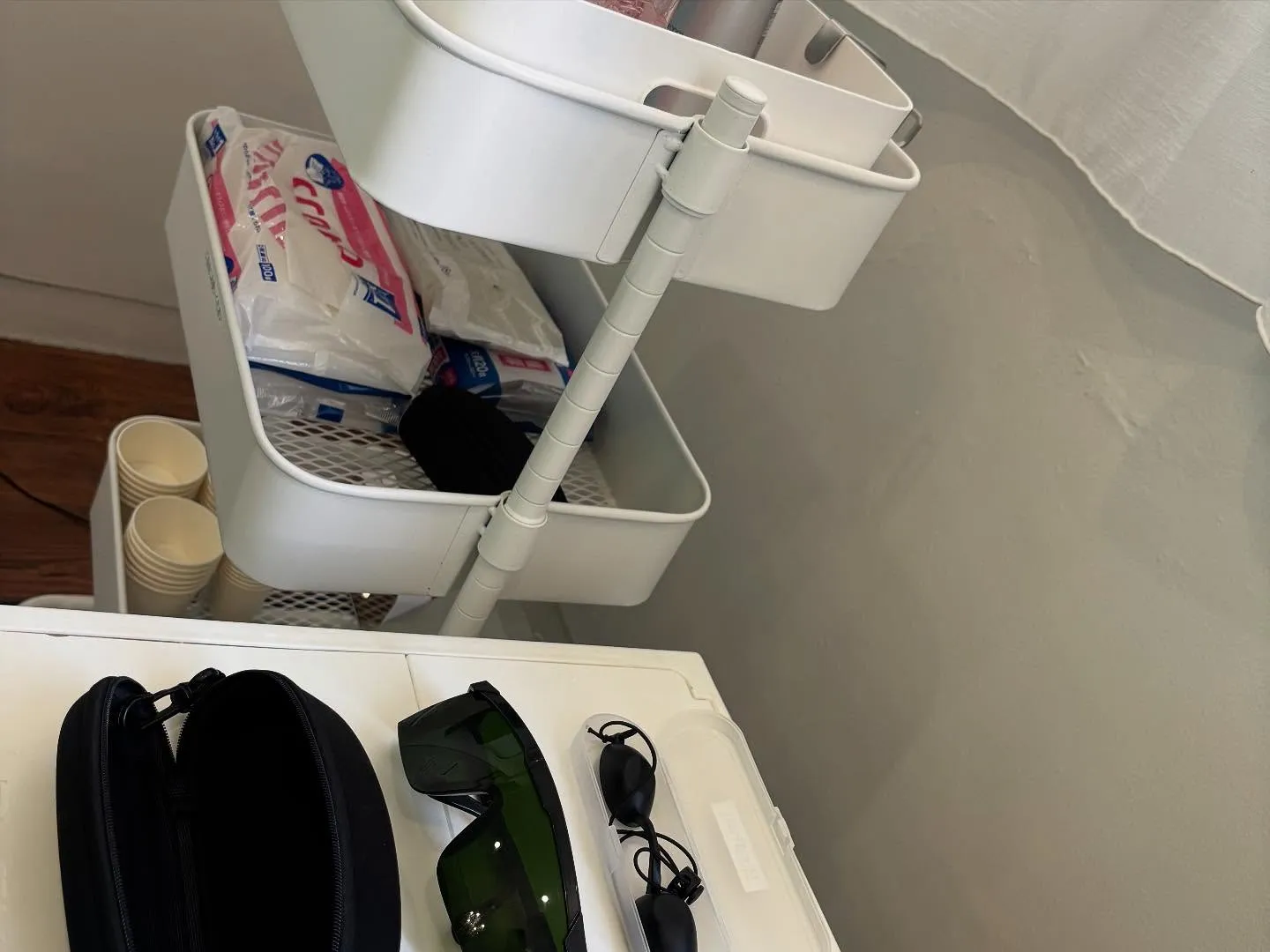 当店では脱毛照射時に大変強い光が発生しますので、必ずサングラ...